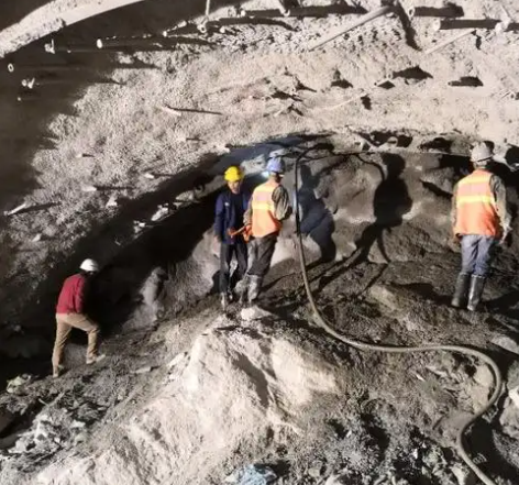 蓬溪拱顶带模注浆料的施工流程及注意事项